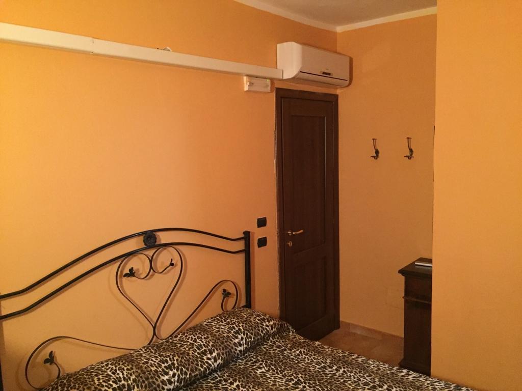 Il Casello Hotell Paola Rum bild